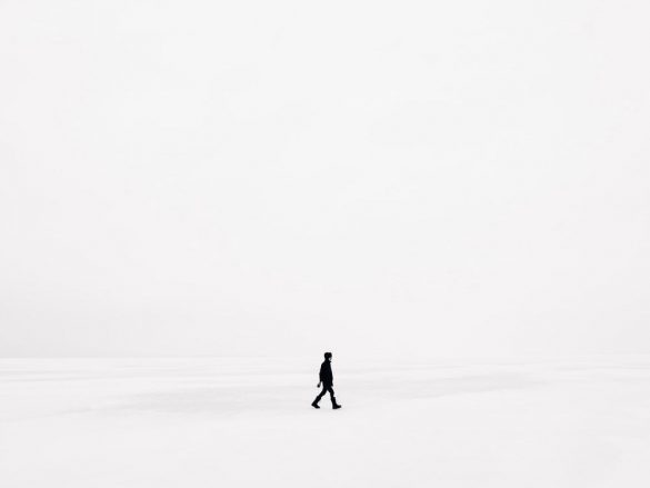 Man in sneeuw witte achtergrond