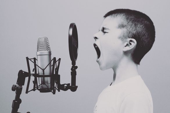 Verklaring spreken schreeuwen jongen microfoon zwart wit