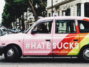 Homo's haten is stom, auto met regenboog vlag